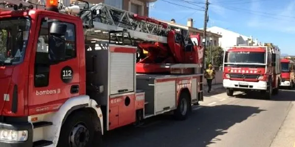 Un incendi a l’interior d’un domicili obliga a tallar el trànsit al carrer Safranars d’Altafulla