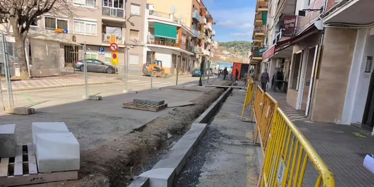 Continuen les obres d'ampliació de la vorera a l'Avinguda del Carme