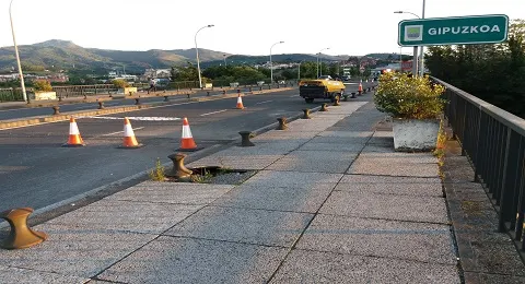 LA DELEGADA DE MOVILIDAD CRISTINA LABORA SOLICITA A DIPUTACIÓN EL ARREGLO DE LAS ACERAS DEL PUENTE DE SANTIAGO