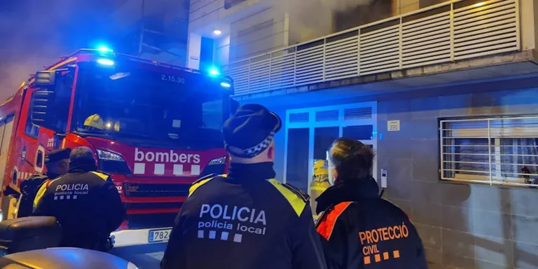 Un incendi a Blanes obliga a desallotjar dinou persones i atendre un ferit
