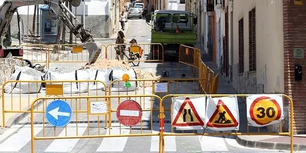 Talls de trànsit al carrer de Dalt d’Altafulla a causa de les obres de millora de la xarxa elèctrica de Fecsa Endesa