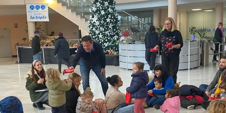 La canalla de la llar d’infants La Galereta visita l’arbre de Nadal, els gegants i el pessebre de l’Ajuntament