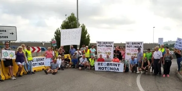 El clam dels veïns de Brises del Mar per reobrir la rotonda de Torredembarra provoca retencions de 3 km en sentit Barcelona