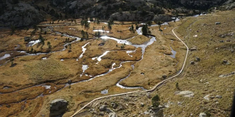 Una passera de fusta protegeix les zones humides del camí d'ascens a la Pica d'Estats