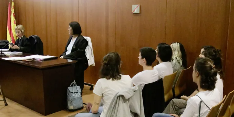 Arrenca el judici contra les activistes que van tallar les vies dels FGC el 8-M del 2018