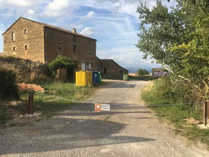 L'Ajuntament de Llobera tanca amb cadenes els contenidors de l'Hostal del Boix per acabar amb els abocaments incontrolats de deixalles