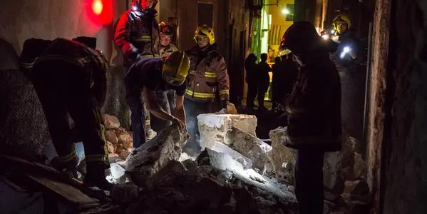 Una paret es desprèn en una finca del centre d'Oliana