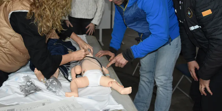 Un equip de pediatria de la Corporació forma per primera vegada cossos de seguretat i bombers