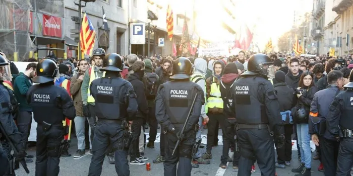 Diversos arenyencs es concentren per protestar per la reunió del Consell de Ministres