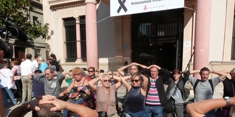 Al voltant de 200 rubinencs demanen la llibertat immediata de Jordi Cuixart i Jordi Sànchez