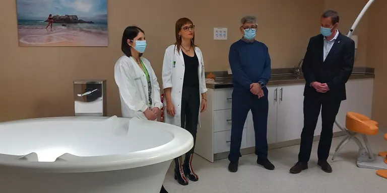 La Corporació de Salut inaugura una sala de parts natural amb banyera per atendre parts a l’aigua