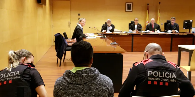Un acusat reconeix que va violar una menor de 13 anys en una zona boscosa de l'Alt Empordà i demana perdó