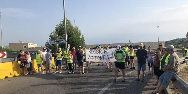 La plataforma Reobrint Rotonda tornarà a tallar la rotonda de d’enllaç a l’AP-7 aquest dimecres 14 d’agost