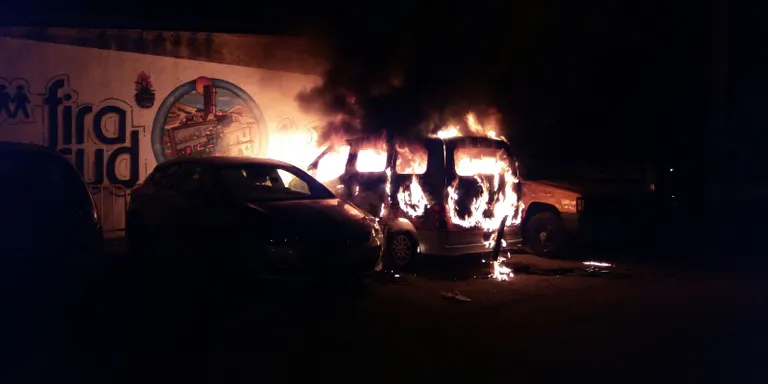 Una furgoneta i dos cotxes cremats en un incendi diumenge a la matinada a Cal Vedat