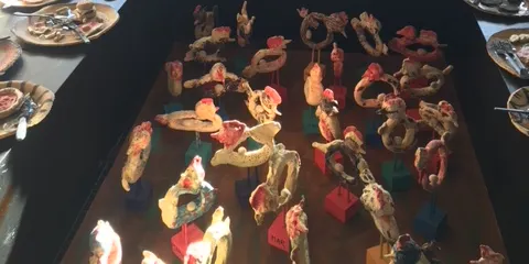 Desenes de creacions omplen des d'avui el vestíbul del Centre Cívic i Cultural. Són el resultat de tot l'any de treball dels alumnes del Taller d'Art Manolo Hugué