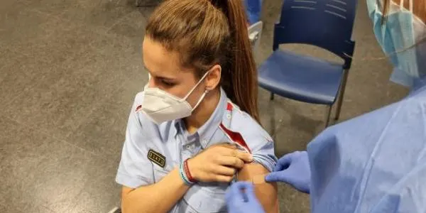 El 39% dels farmacèutics, el 34% dels mossos i el 74% els professionals de presons ja han rebut la primera dosi de la vacuna