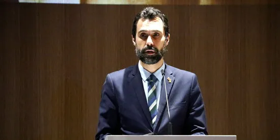 El Conseller d'Empresa i Treball, Roger Torrent presenta a Pineda el llibre 'Pegasus'