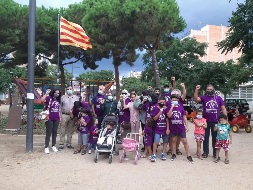 Una representació de Grup Municipal ERC-Junts per Pineda dóna suport a una acció de 'Papers per a tothom»