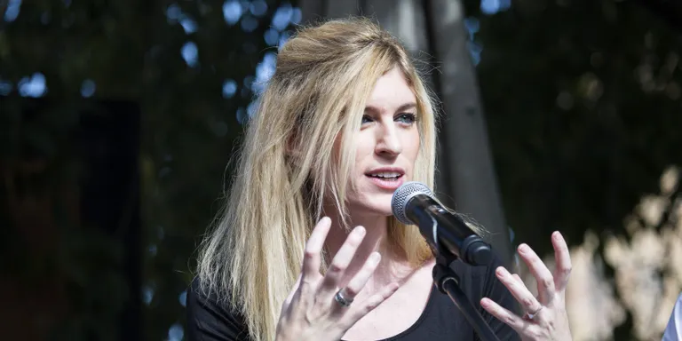 Maria Xinxó presenta el llibre ‘Jo també porto el llaç groc’ a la plaça de l’Ajuntament