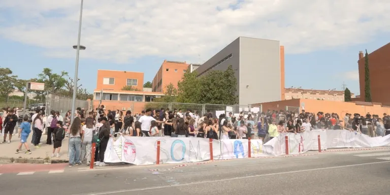 Els estudiants del Narcís Oller surten al carrer per protestar per la vaga del zel del personal docent