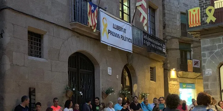 Prop d'un centenar de persones convocades per Acció Unitària de Solsona es concentren davant l'Ajuntament en suport a les detingudes dels CDR