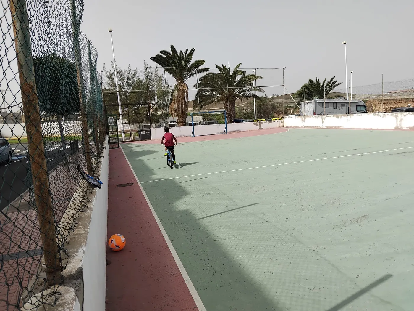 Vecinos de Salinetas exigen al concejal de Deportes una cancha digna para el barrio