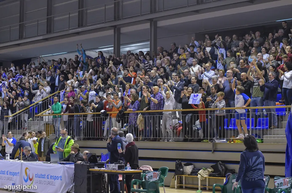 El públic del Palau d'Esports celebra el passi a semifinals (Foto: Agustí Peña)
