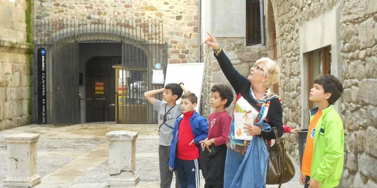 Continuen les visites culturals de les escoles amb gent gran com a guies