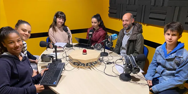 Una trentena d'alumnes de l'Institut del Morell fan de periodistes