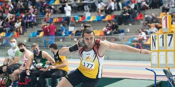 El torrenc Aaron Sola es penja la medalla de plata en el llançament de pes del Campionat de Catalunya Absolut en PC