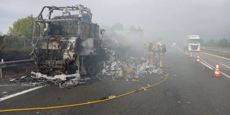 Un camió s’incendia a l’AP-2 A Rodonyà