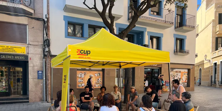Unes 25 persones han assistit aquest matí a la primera assemblea oberta de la CUP a la Plaça de l’Església