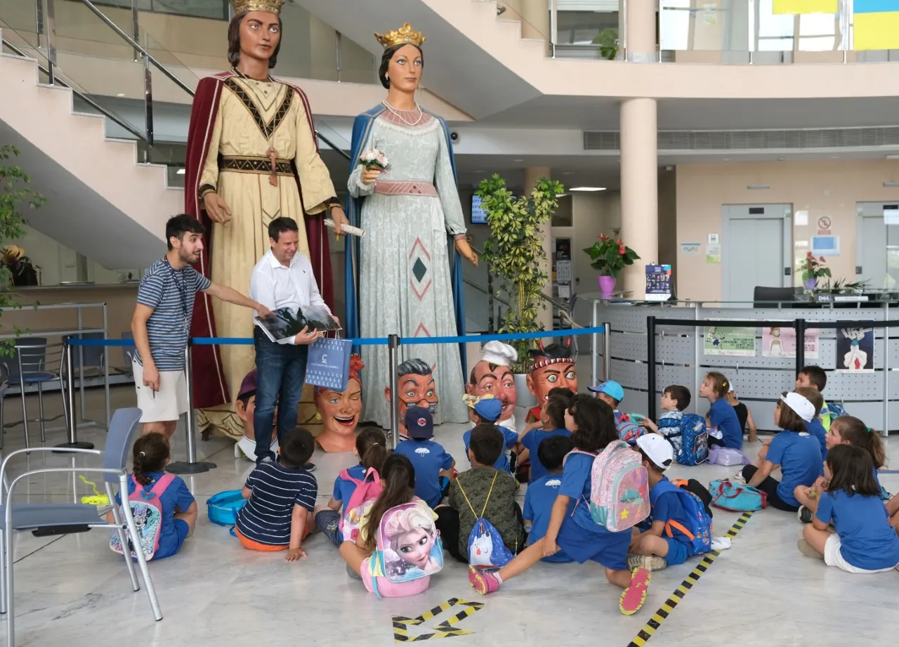 L’alumnat d’infantil de l’escola institut Joan Ardèvol realitza una visita a l’Ajuntament de Cambrils