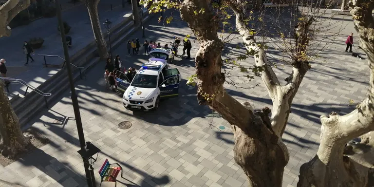 Els nens i nenes han conegut avui els vehicles de la Policia Local en una nova classe de Mobilitat Segura