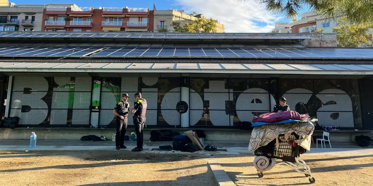 En marxa un dispositiu per desallotjar l'assentament al Parc de Joan Miró de Barcelona
