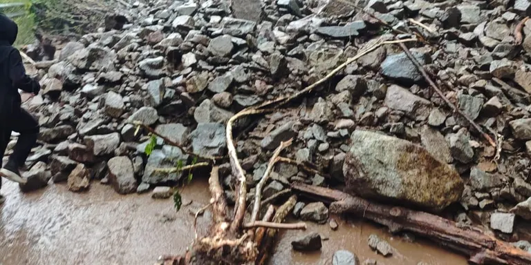 Una esllavissada obliga a tallar la carretera d'accés al nucli alturgellenc d'Os de Civís des d'Andorra