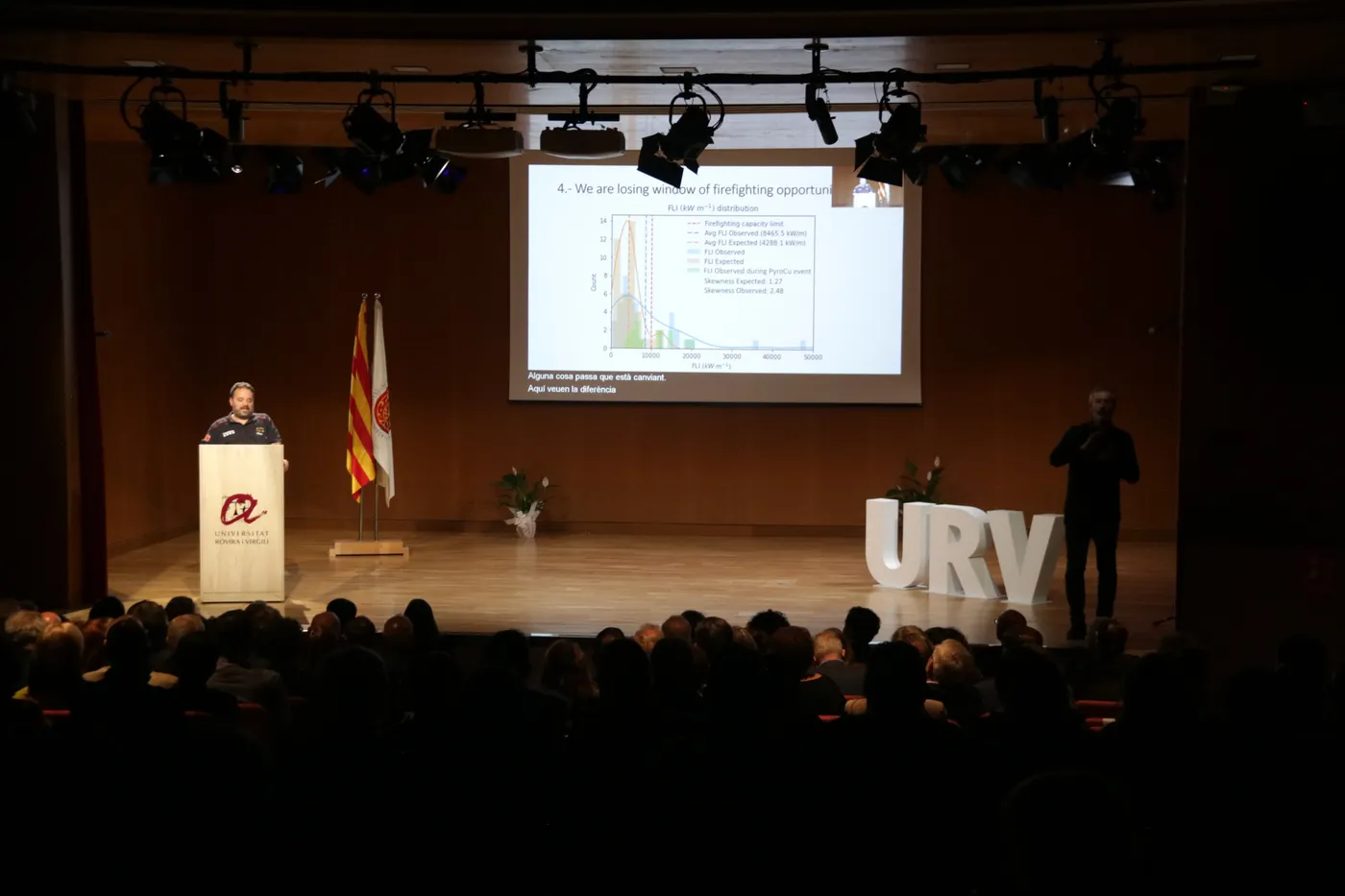 Marc Castellnou, inspector i cap dels GRAF dels Bombers de la Generalitat, oferint la lliçó inaugural del curs 2026-27 de la URV