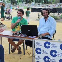 El actor Óscar Corrales se pasea por la Feria del Libro de Utrera con COPE Utrera - episode art