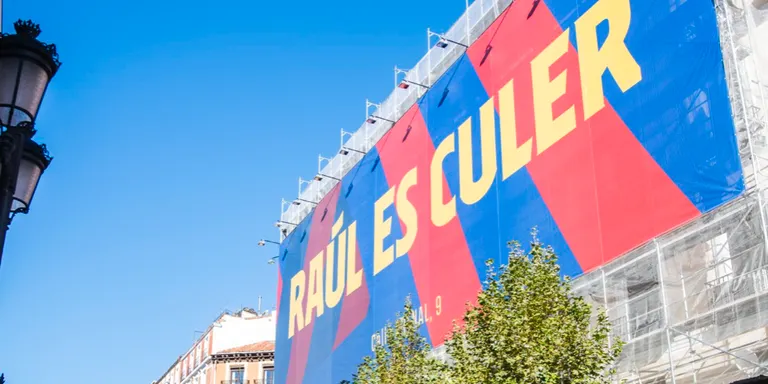 La polèmica pancarta del Barça per estrenar la nova botiga a Madrid