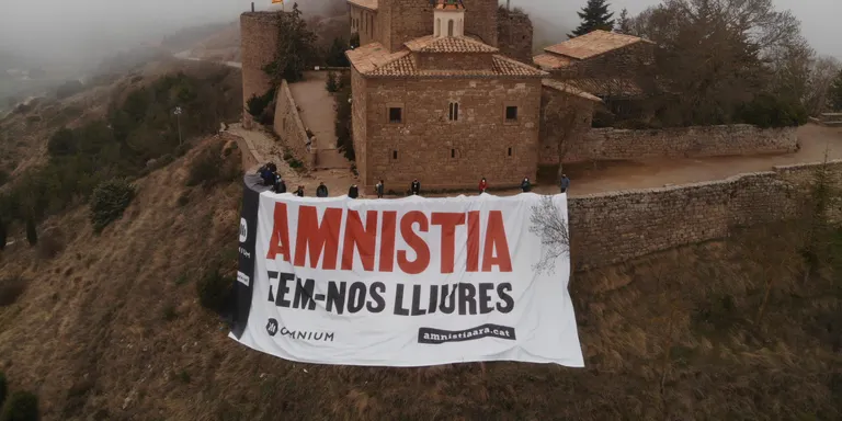 Òmnium Solsonès reclama l'amnistia instal·lant una pancarta gegant al mur del Castellvell