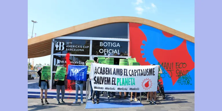 Una quarantena d'activistes irrompen a la botiga de la Copa Amèrica