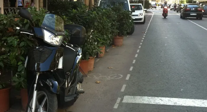 El mal ús del carril bici preocupa a la CUP