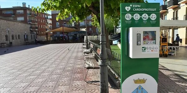 L'Ajuntament de Torredembarra instal·la quatre desfibril·ladors en espais exteriors del municipi amb sistema antivandàlic
