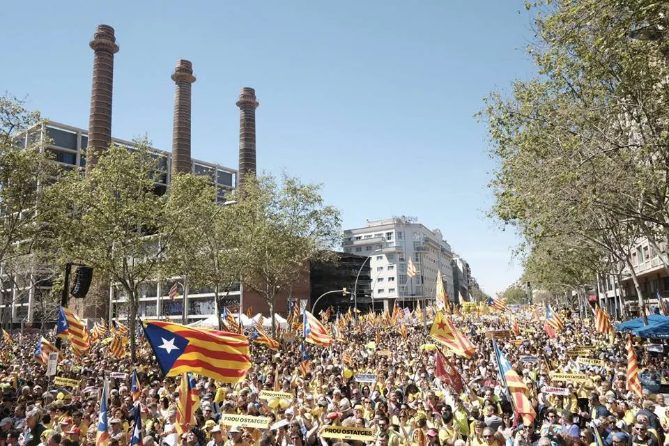 Pineda omple cinc autocars per assistir a la manifestació 'Us volem a casa!'