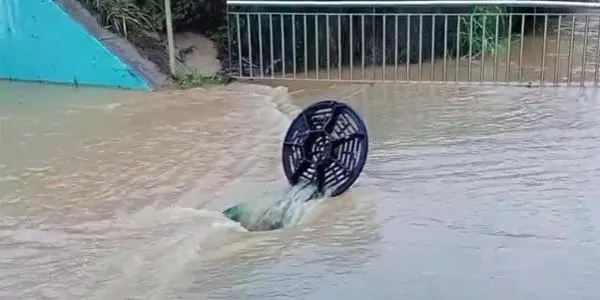 Acumulacions de pluja de fins a 60 l/m2 neguen alguns carrers del barri marítim d’Altafulla