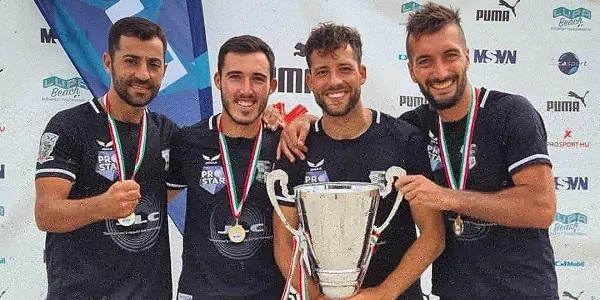 Llorenç Gómez, Eduard Suárez i José Arias es proclamen campions de la lliga hongaresa de futbol platja amb el BSC Amaris