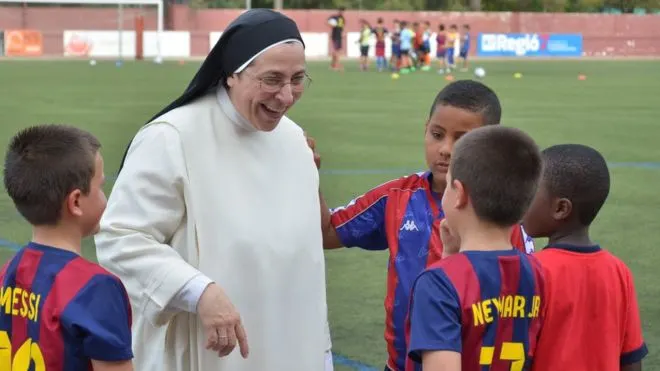 Sor Lucía Caram explica el seu projecte Invulnerables de la mà de la Penya Barcelonista