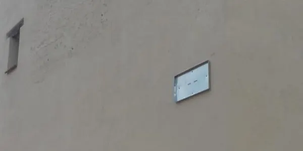 La placa de la plaça U d’Octubre de la Riera també desapareix