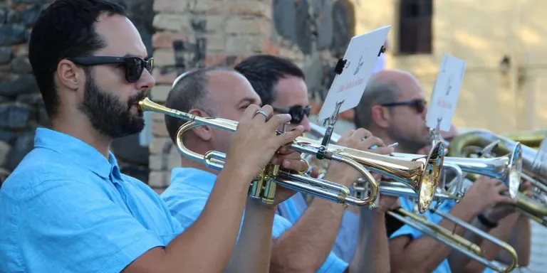 COBLEJANT: Canvis de cobla al febrer, una institució que perilla