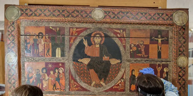 Comença la restauració del conjunt de l'altar de Sagàs, un dels cinc únics altars romànics pintats que es conserven actualment al món
